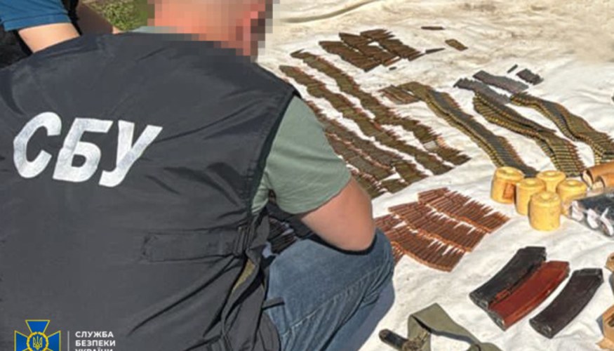 Вилучені боєприпаси, гранатомети та вибухівка під час спецоперації СБУ, ДБР і Нацполіції.