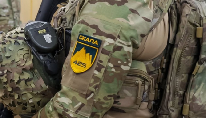 Український прапор, піднятий у Костянтинівці після зачистки полком «Скеля»