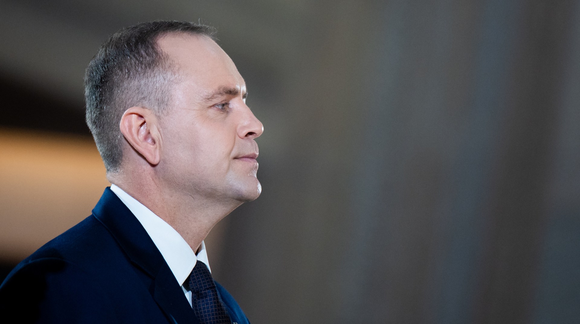 Кароль Навроцький виступає під час меморіальних заходів у Радружі