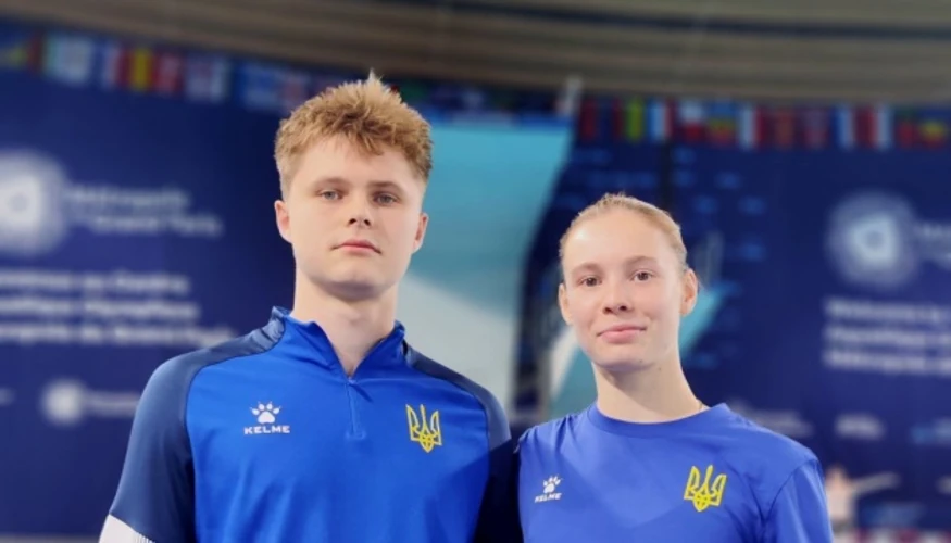 Кірілл Болюх виконує стрибок з 3-метрового трампліна у фіналі чемпіонату Європи-2026 у Парижі