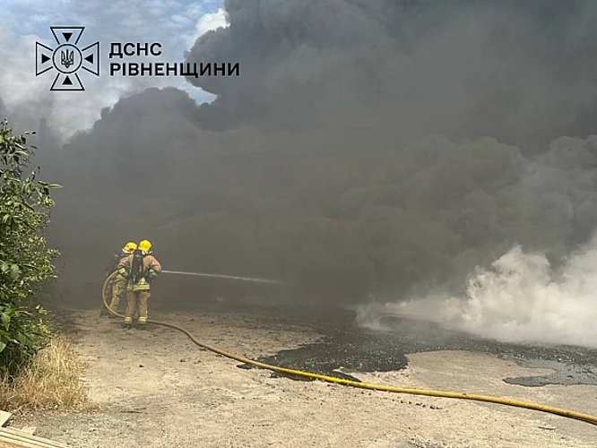 Дим у районі села Варковичі та ліквідація пожежі на заводі з виготовлення пінопласту
