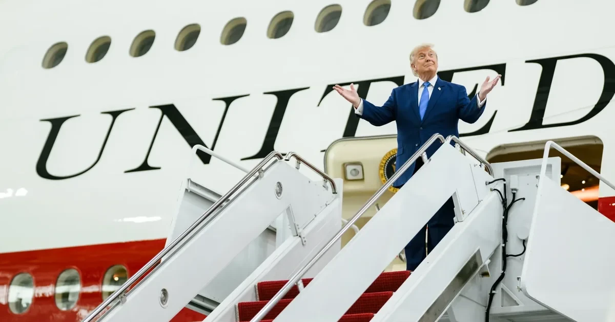 Президент США Дональд Трамп на тлі Білого дому