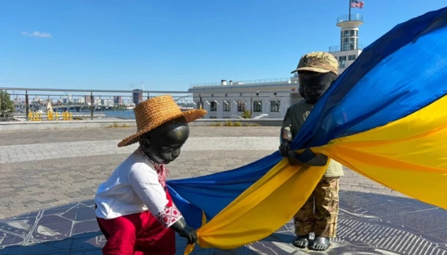 Скульптури Кия, Щека, Хорива та Либіді у святкових костюмах і вишитих сорочках на Поштовій площі