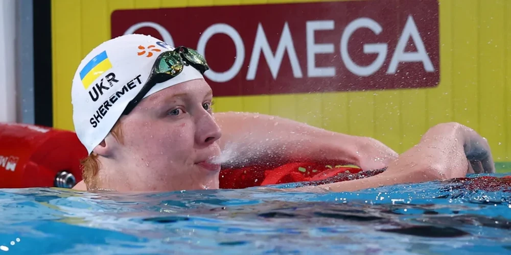 Нікіта Шеремет святкує перемогу у фіналі чемпіонату Європи з плавання на дистанції 50 метрів вільним стилем