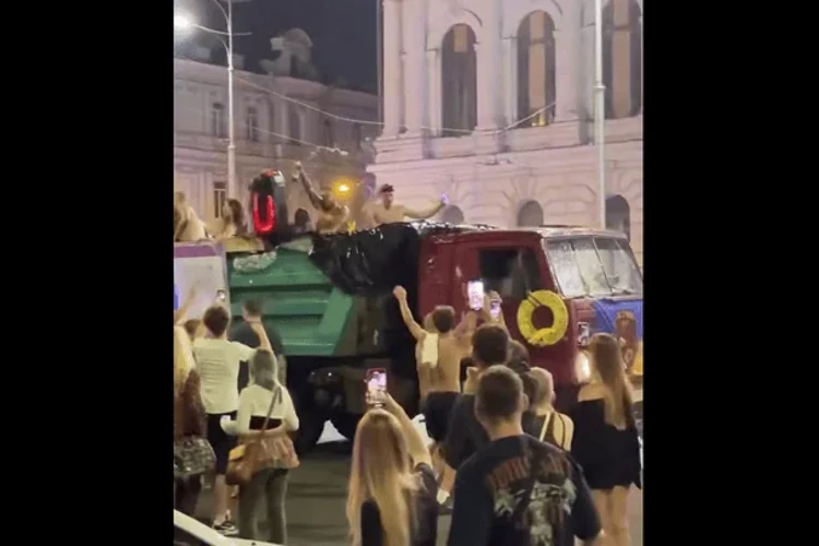 Вантажівка-«басейн» у центрі Харкова під час святкування Дня міста 23 серпня