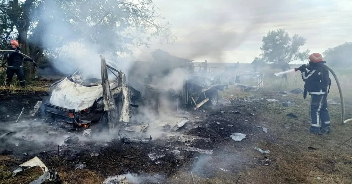 Пошкоджений автомобіль працівників ДТЕК після удару безпілотника на Одещині 25 вересня
