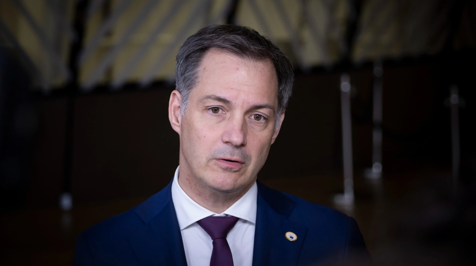 Адміністратор ПРООН Александер Де Кроо на фоні пошкодженої енергетичної інфраструктури України