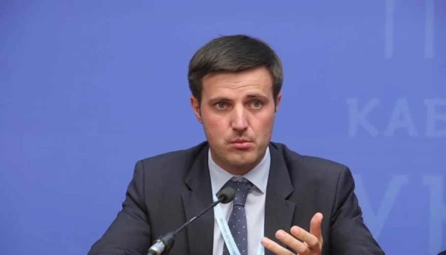 Цінники на базові продукти на полицях супермаркету