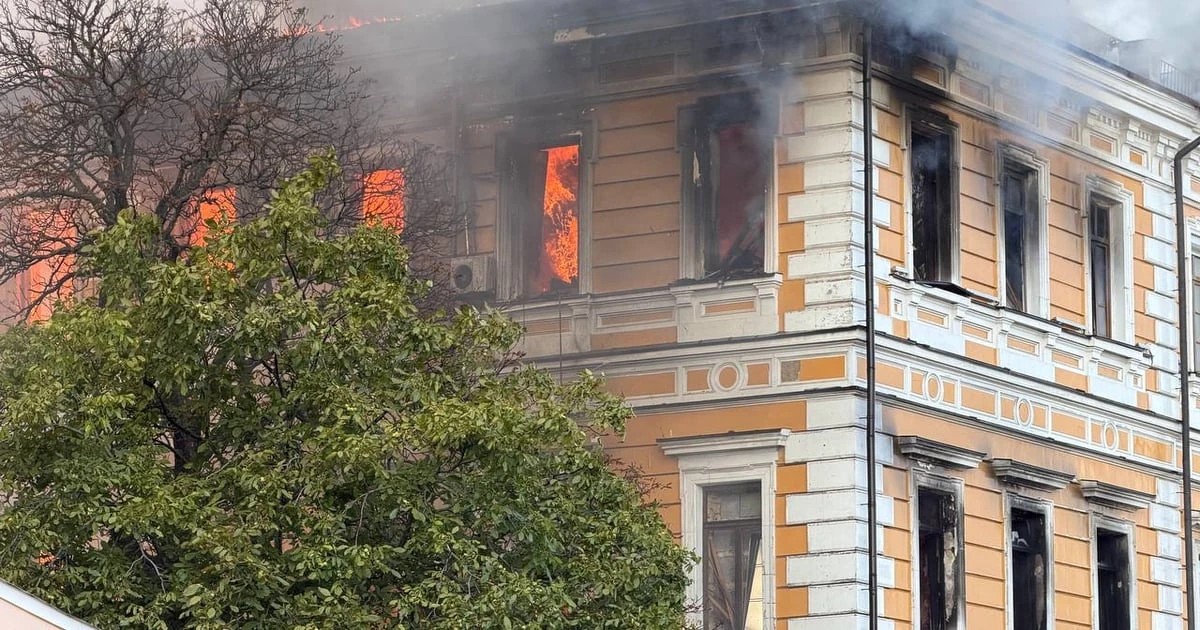Обгоріла будівля Президії НАН України з пожежею та рятувальниками на місці удару