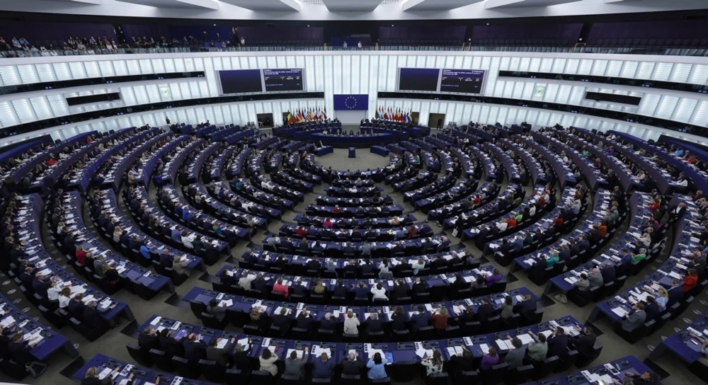 Будівля Європарламенту, прапор ЄС, інфографіка заморожених російських суверенних активів