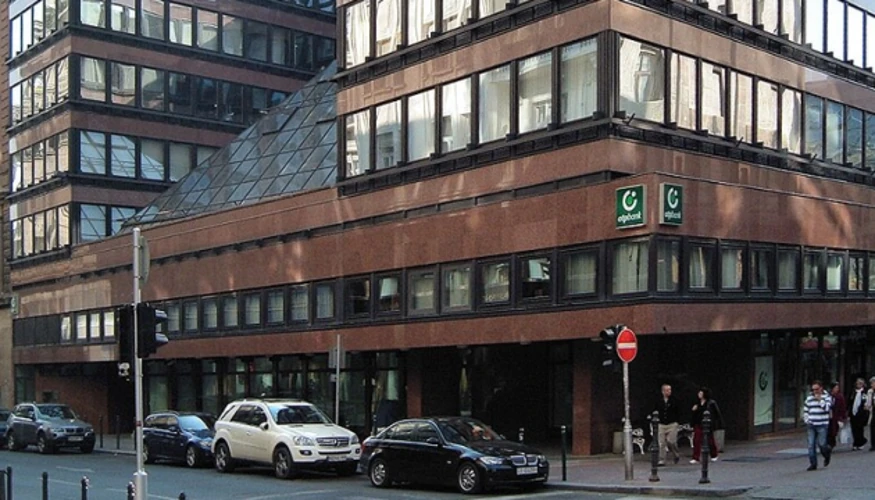 Логотип OTP Bank на фасаді офісу