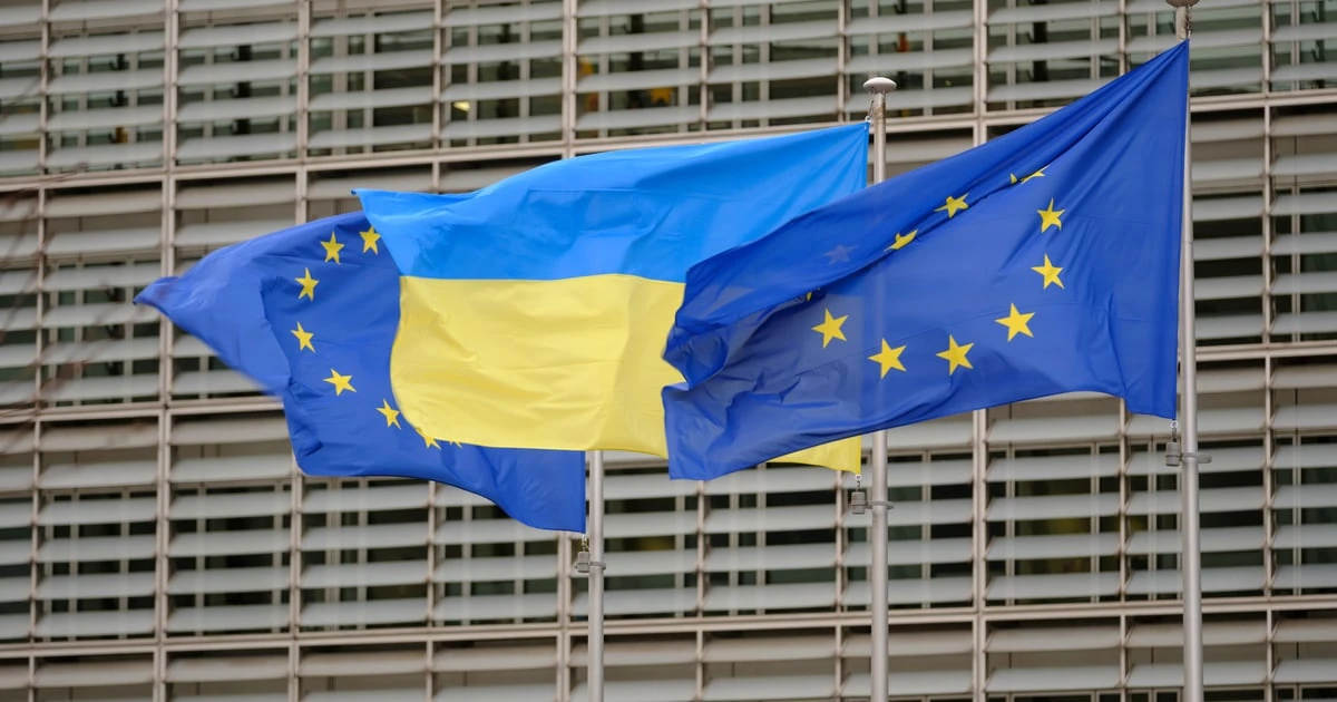 Прапори ЄС та України біля штаб-квартири Єврокомісії у Брюсселі
