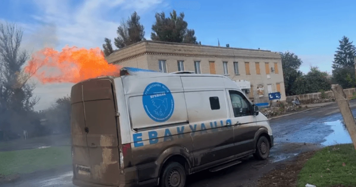 Згорілий броньований евакуаційний автомобіль гуманітарної місії «Проліска» після атаки FPV-дрона