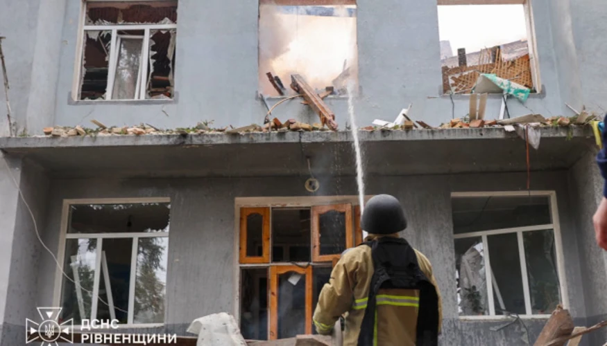 Рятувальники та психологи ДСНС на місці удару БпЛА у Рівному
