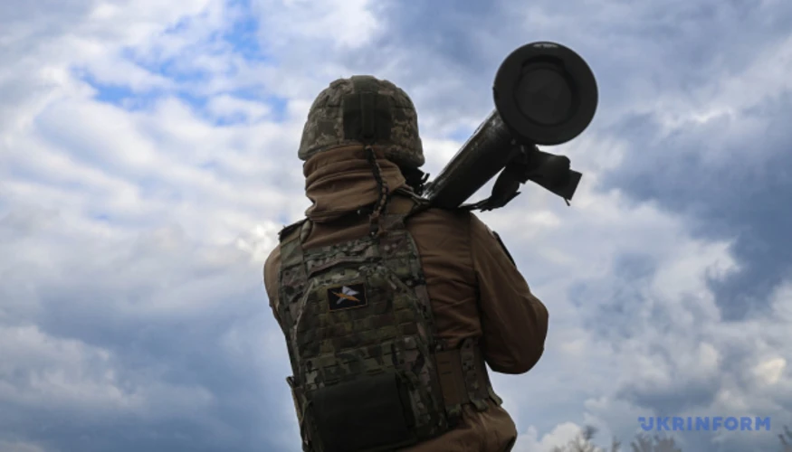 Українські військові та техніка протиповітряної оборони під час відбиття нічної атаки безпілотників